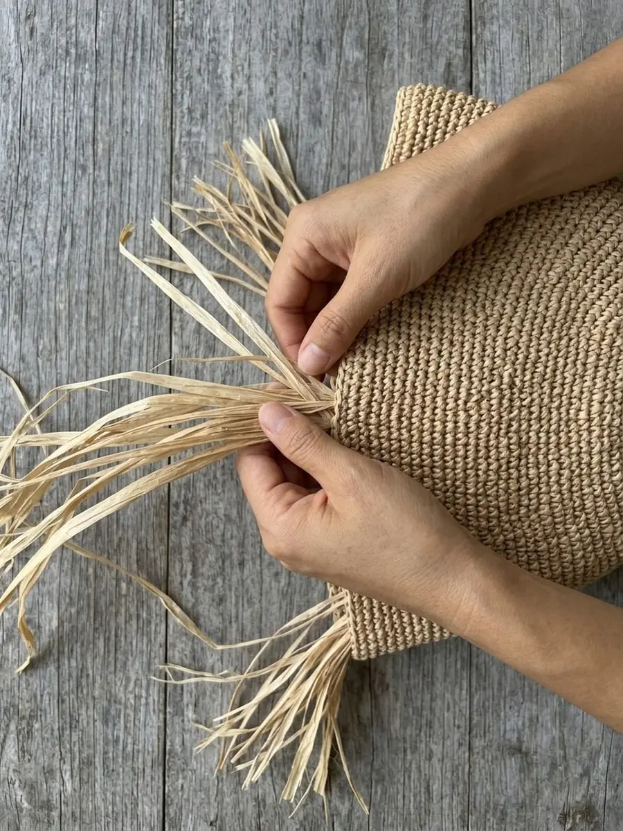Erfahrene Handwerkerinnen und Handwerker beim Weben nach Schnittmuster