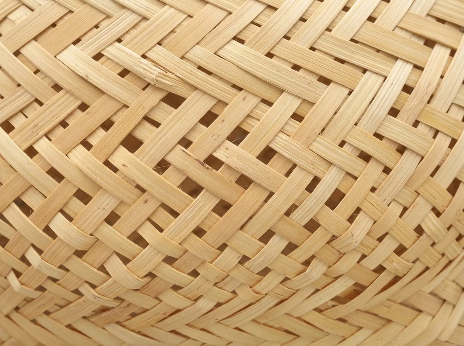 Geflochtenes natürliches Stroh mit sichtbarer Spiralstruktur