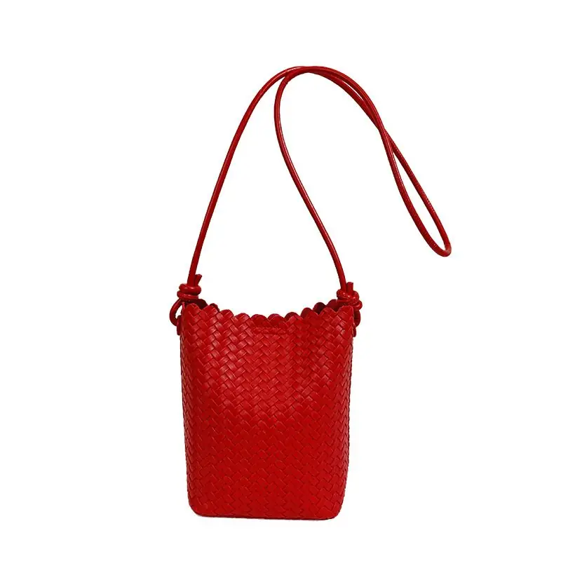 Rote PU-Bucket-Bag aus geflochtenem Material mit schmalem Crossbody-Riemchen